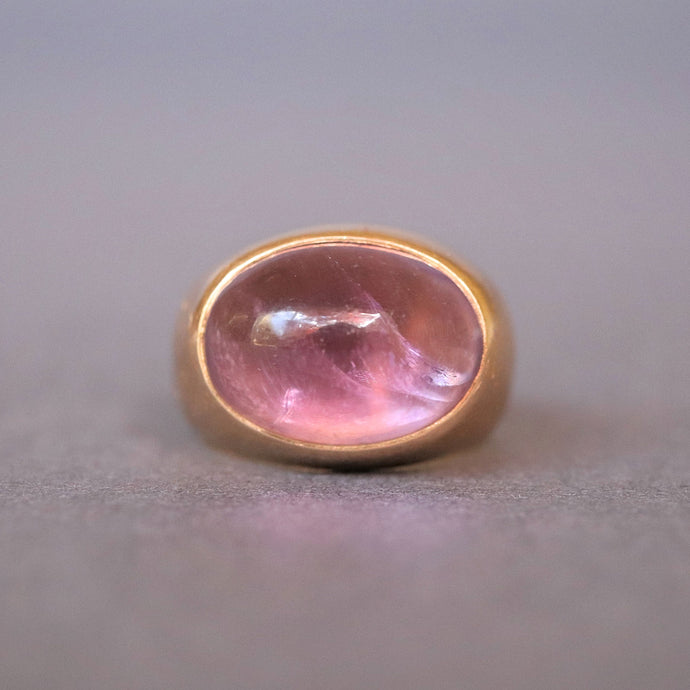 Vintage amethyst ring. Mid-century ring. Scandinavian ring. Modernist ring. Cabochon amethyst ring. Amethyst dome ring. Mid-century amethyst ring. Modernist amethyst ring. Scandinavian amethyst ring.