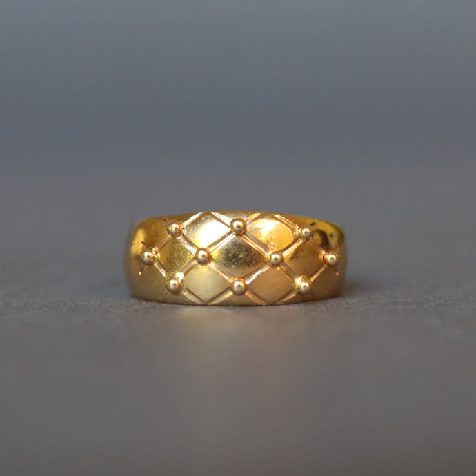 Vintage mid-century ring with quilted design. Pin cushion design. Vintage Swedish stacking ring. Vintage gold stacking band. 1960s gold ring.