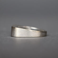 Load image into Gallery viewer, Vintage mid-century modern ring with diamonds in 14ct white gold
