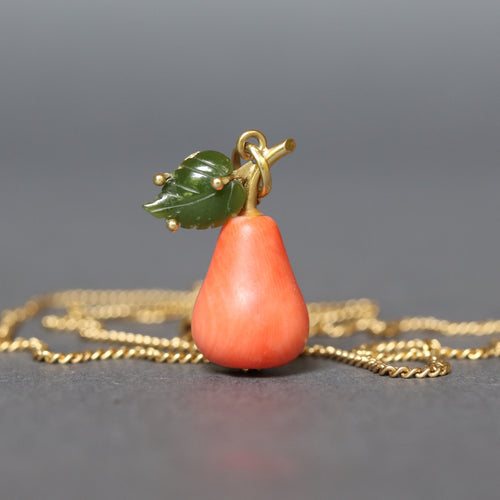 Vintage Italian coral figural pendant necklace in the shape of a pear with nephrite jade leaf and gold fittings. Vintage Italian curb link chain necklace in 18ct 18k yellow gold by UnoAErre. 1960s mid-century pear pendant and necklace.