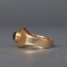 Load image into Gallery viewer, Vintage mid-century minimalist ring with grey spinel in 18ct gold
