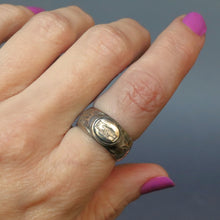 Load image into Gallery viewer, Georgian silver posy ring w/motto &#39;In Good Hope&#39; &amp; clasped hands
