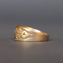 Load image into Gallery viewer, Antique Victorian era &#39;I Cling to Thee&#39; ring with ivy in 9ct gold
