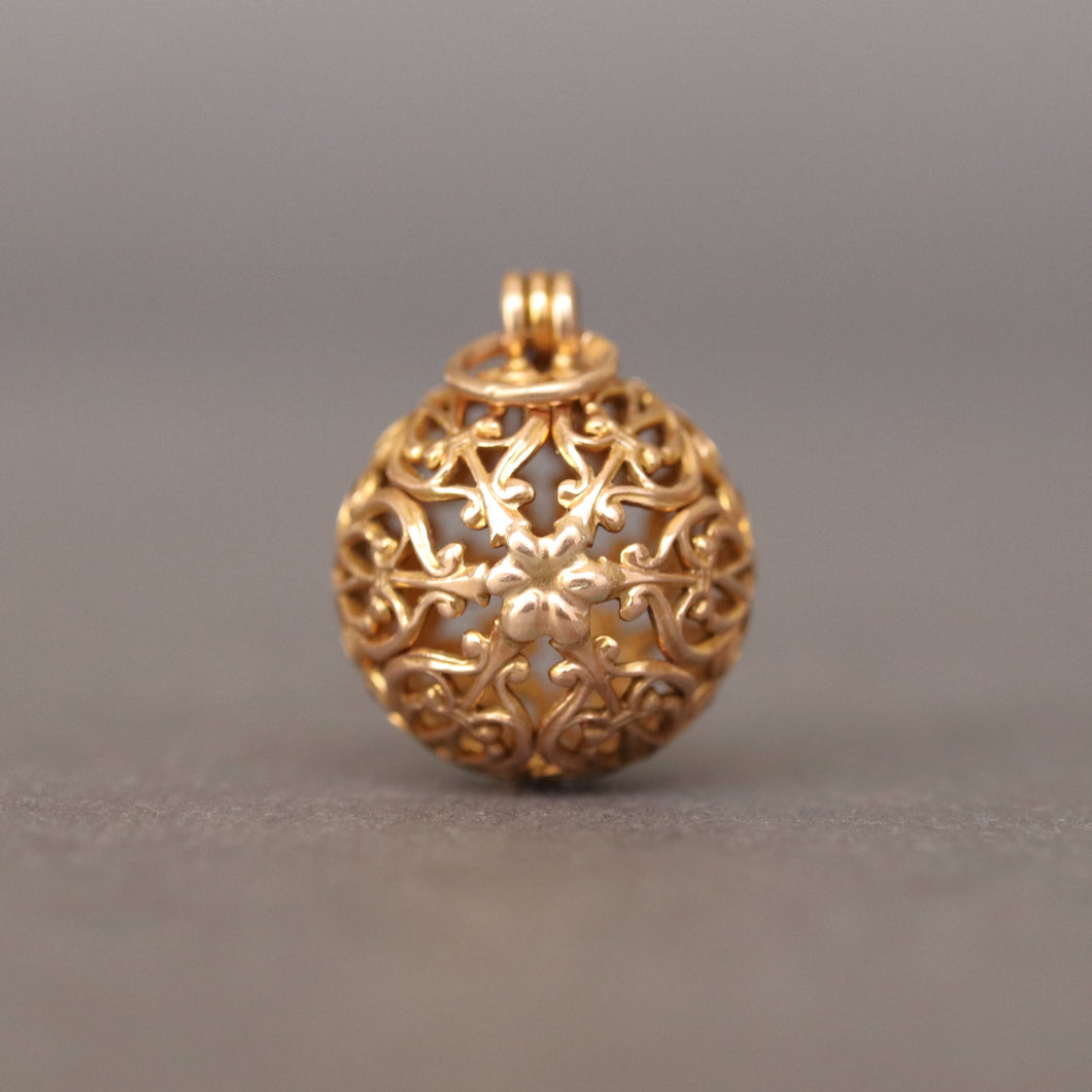 Antique pomander. Pomander pendant. Gold pomander. Gold ball pendant. Gold sphere pendant. Pomander locket. Openwork design. Vinaigrette pendant. 