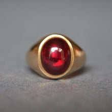 Load image into Gallery viewer, Signet ring. Ruby signet ring. Cabochon ruby ring. Synthetic ruby ring. Synthetic cabochon ruby. Vintage signet ring. 1970s signet ring.
