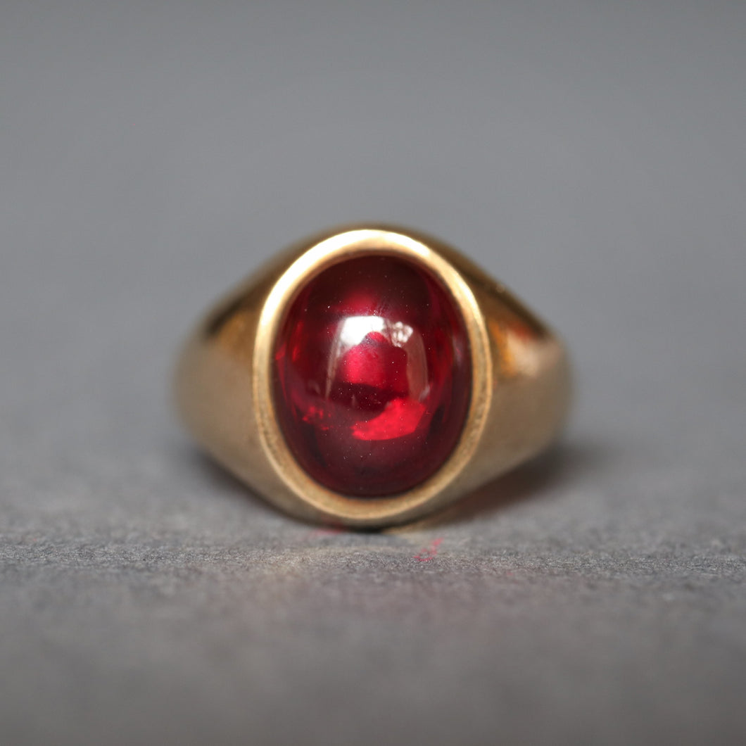 Signet ring. Ruby signet ring. Cabochon ruby ring. Synthetic ruby ring. Synthetic cabochon ruby. Vintage signet ring. 1970s signet ring.