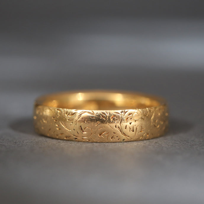 Antique wedding band. Antique wedding ring. Antique stacking band. Wide gold band.. Wide gold ring. Engraved ring. Floral ring. Vintage ring. Vintage band. Antique ring. Antique band. Antique wedding band with floral engraving.