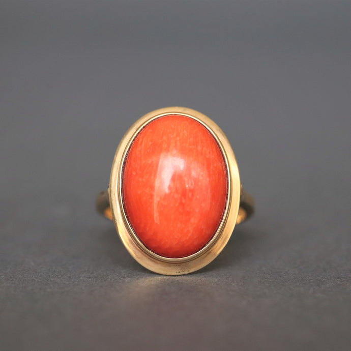 Vintage cocktail ring. Vintage coral ring. 1970s coral ring. 70s coral ring. Cabochon coral ring. Red coral ring. Coral statement ring. Coral cocktail ring.