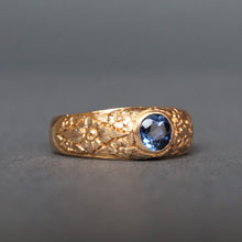 Load image into Gallery viewer, Antique engraved band with synthetic sapphire in 14ct gold
