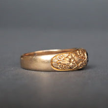 Load image into Gallery viewer, Antique engraved band with synthetic sapphire in 14ct gold
