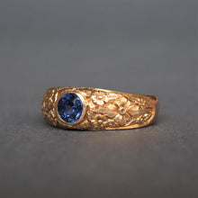 Load image into Gallery viewer, Antique engraved band with synthetic sapphire in 14ct gold
