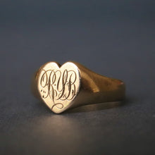 Load image into Gallery viewer, Antique heart-shaped signet ring in 18ct gold
