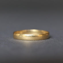 Load image into Gallery viewer, Vintage plain wedding band ring in 18ct gold
