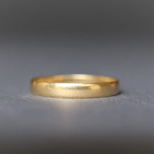 Load image into Gallery viewer, Vintage plain wedding band ring in 18ct gold
