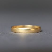 Load image into Gallery viewer, Vintage plain wedding band ring in 18ct gold
