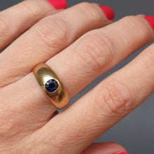 Load image into Gallery viewer, Vintage Art Deco era sapphire ring with hammered finish in 14ct gold
