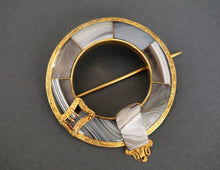 Load image into Gallery viewer, Antique Victorian era &#39;Order of the Garter&#39; agate brooch in 18ct gold
